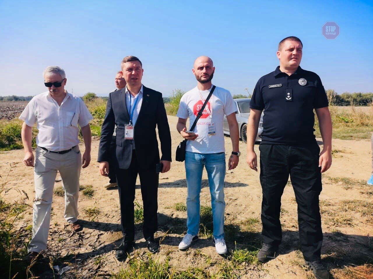  Група разом із поліцією прибула на території НААН Фото: СтопКор