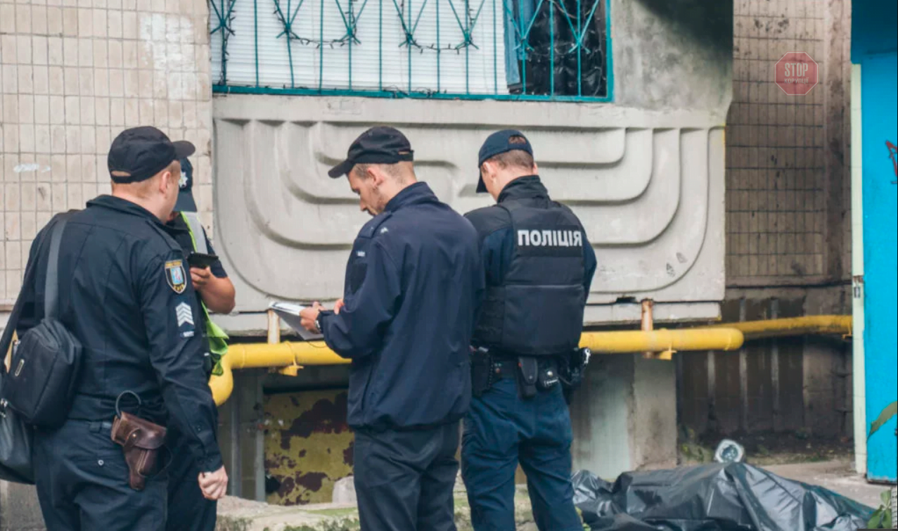 У Києві чоловік під час обшуку вистрибнув з 10 поверху