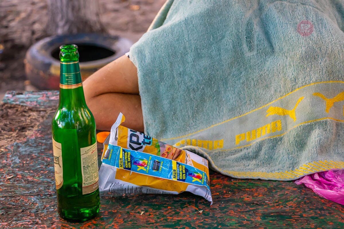 Сидів на дитячому майданчику: двірник знайшла на своїй території мертвого зеленого чоловіка (фото)