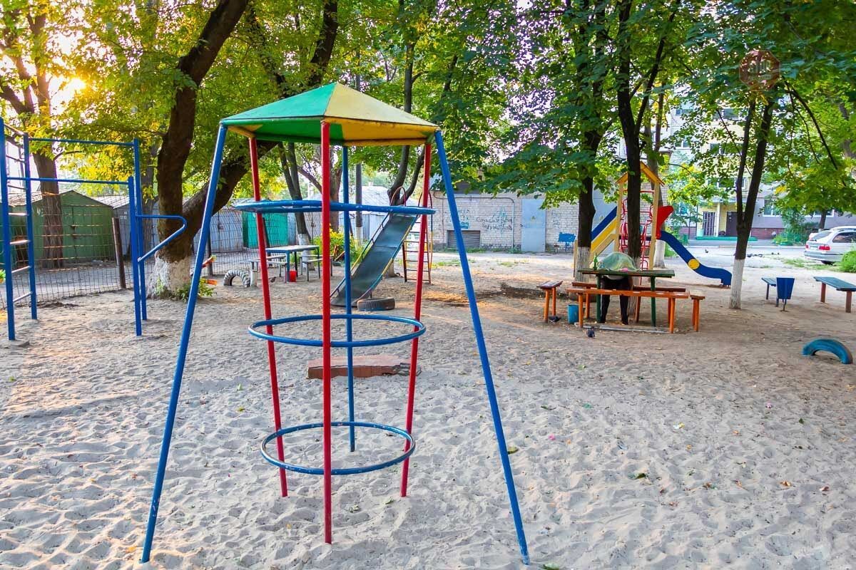 Сидів на дитячому майданчику: двірник знайшла на своїй території мертвого зеленого чоловіка (фото)