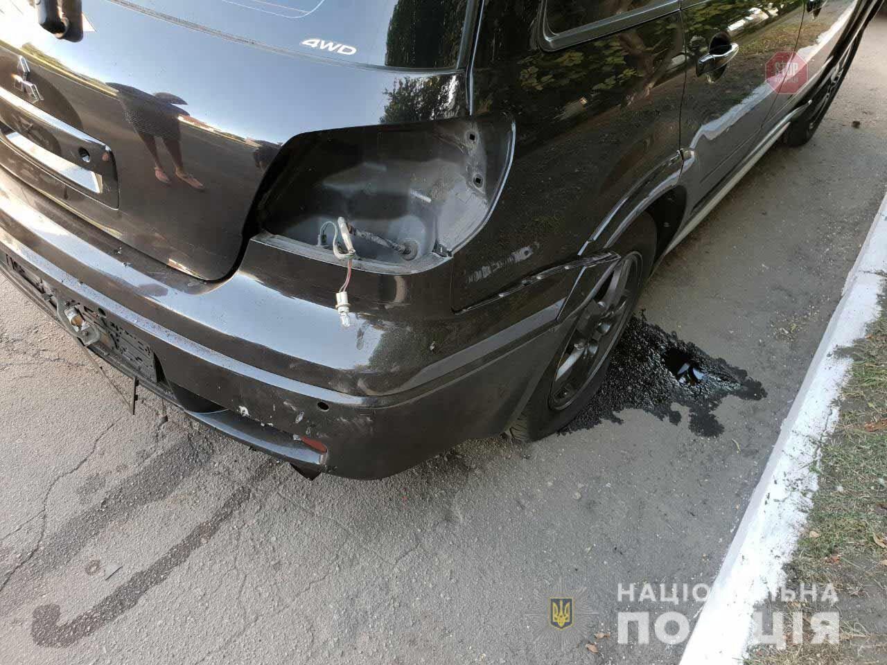 На Дніпропетровщині невідомі підірвали автомобіль начальника поліції (фото)