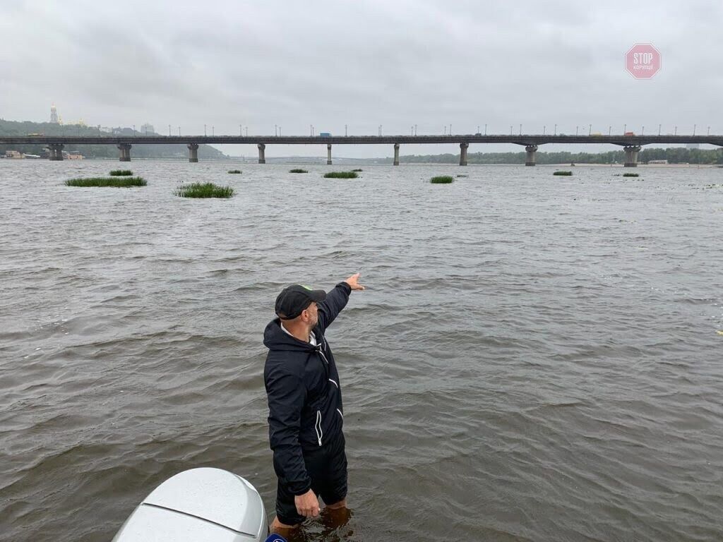 Посеред Дніпра можна стояти по коліно у воді