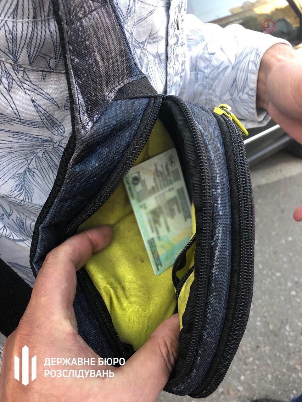 У Києві слідчий поліції погорів на доларовому хабарі (фото)