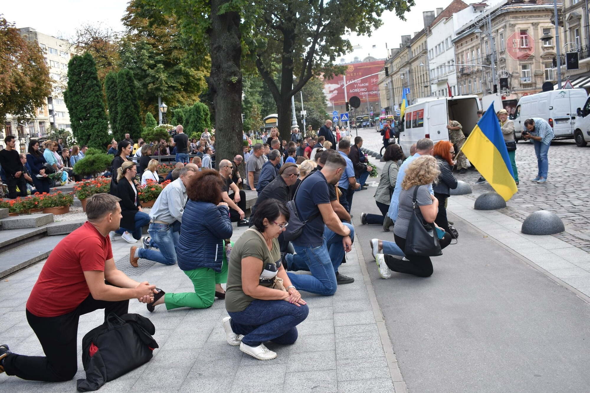 Львів на колінах прощався з 21-річним бійцем Богданом Ховалком, загиблим в зоні ООС: важкі кадри