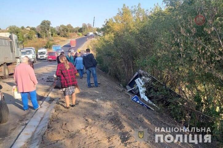 Масштабна ДТП на Вінниччині: вантажівка розтрощила ряд автомобілів, є постраждалі (фото)