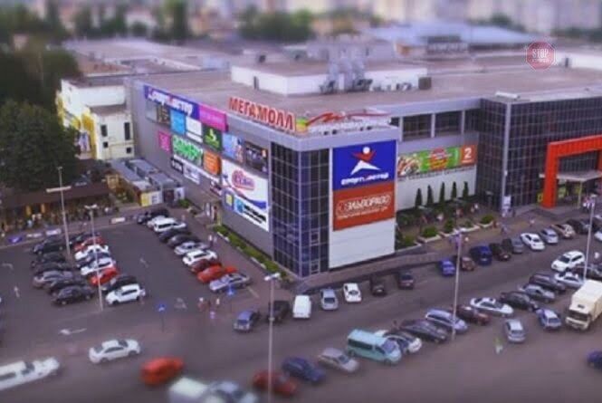 Смертельне падіння: у Вінниці під час ремонту даху ТРЦ загинув будівельник