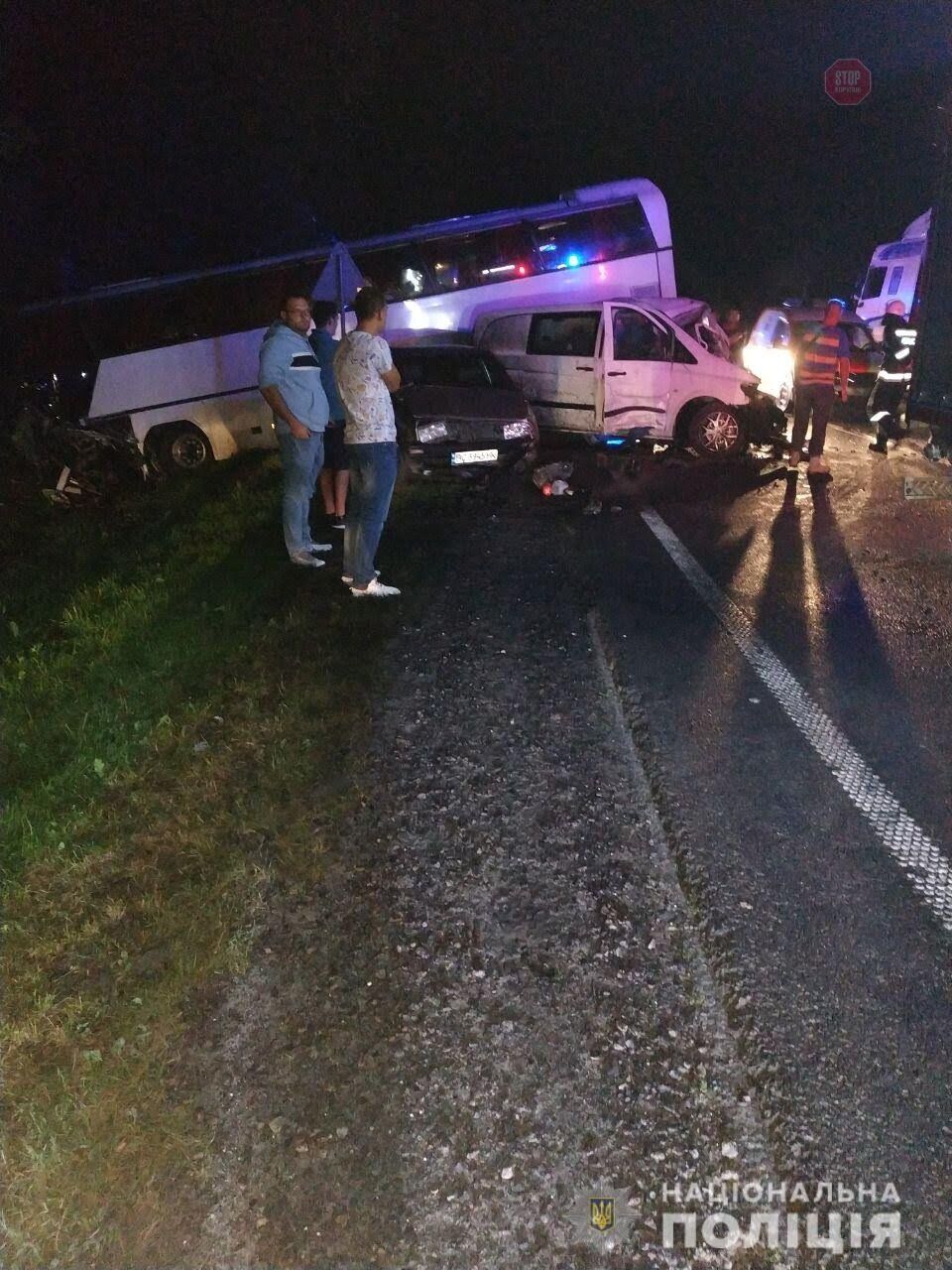 На Львівщині автобус з дітьми потрапив у ДТП, є жертви (фото)