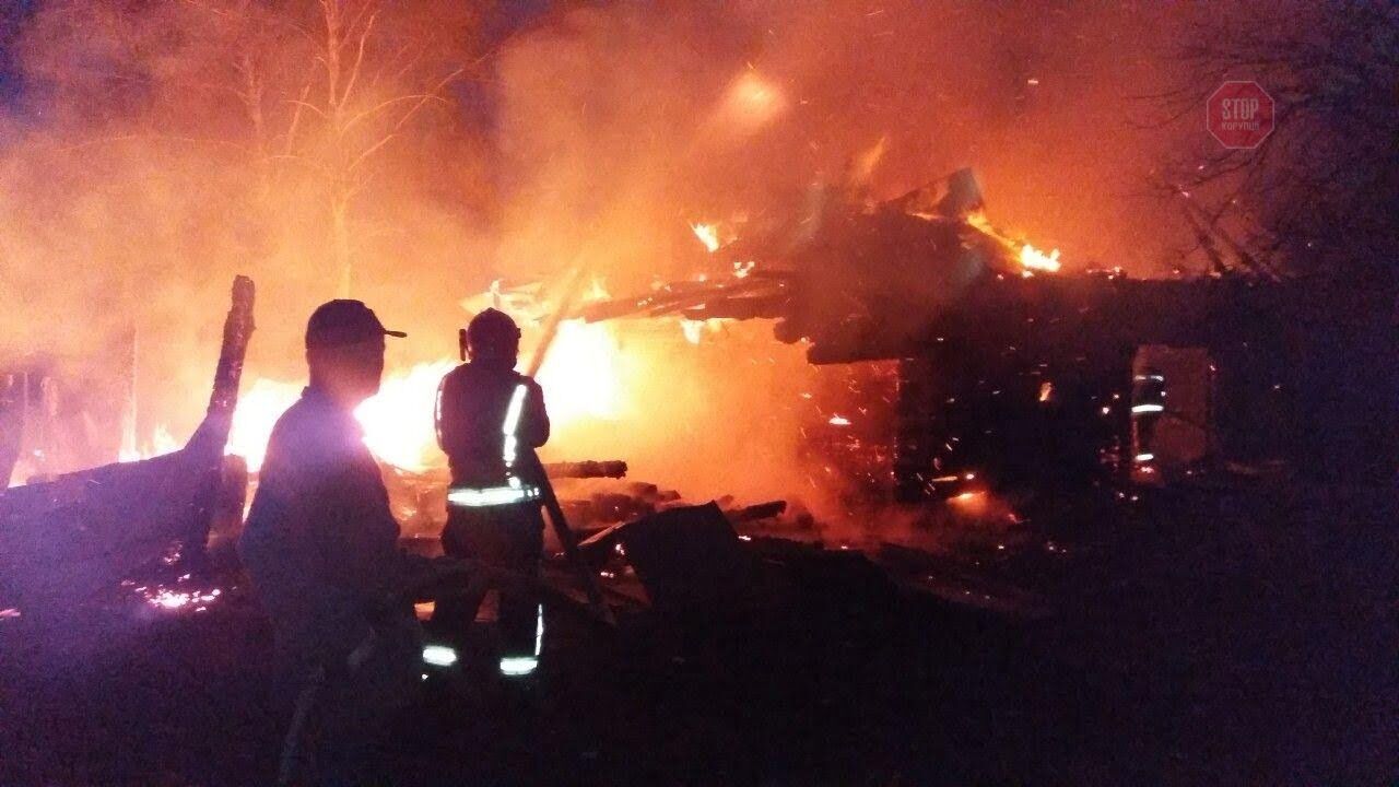 На Рівненщині блискавка стала причиною масштабної пожежі (фото, відео)