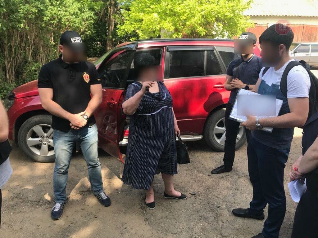 Вимагала хабар за землю, тепер відповідатиме у суді: на Одещині викрили голову сільради (фото)