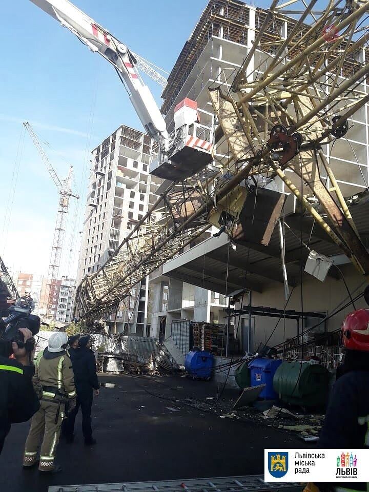 Будівельний кран впав на торговельний центр – постраждала людина (фото)
