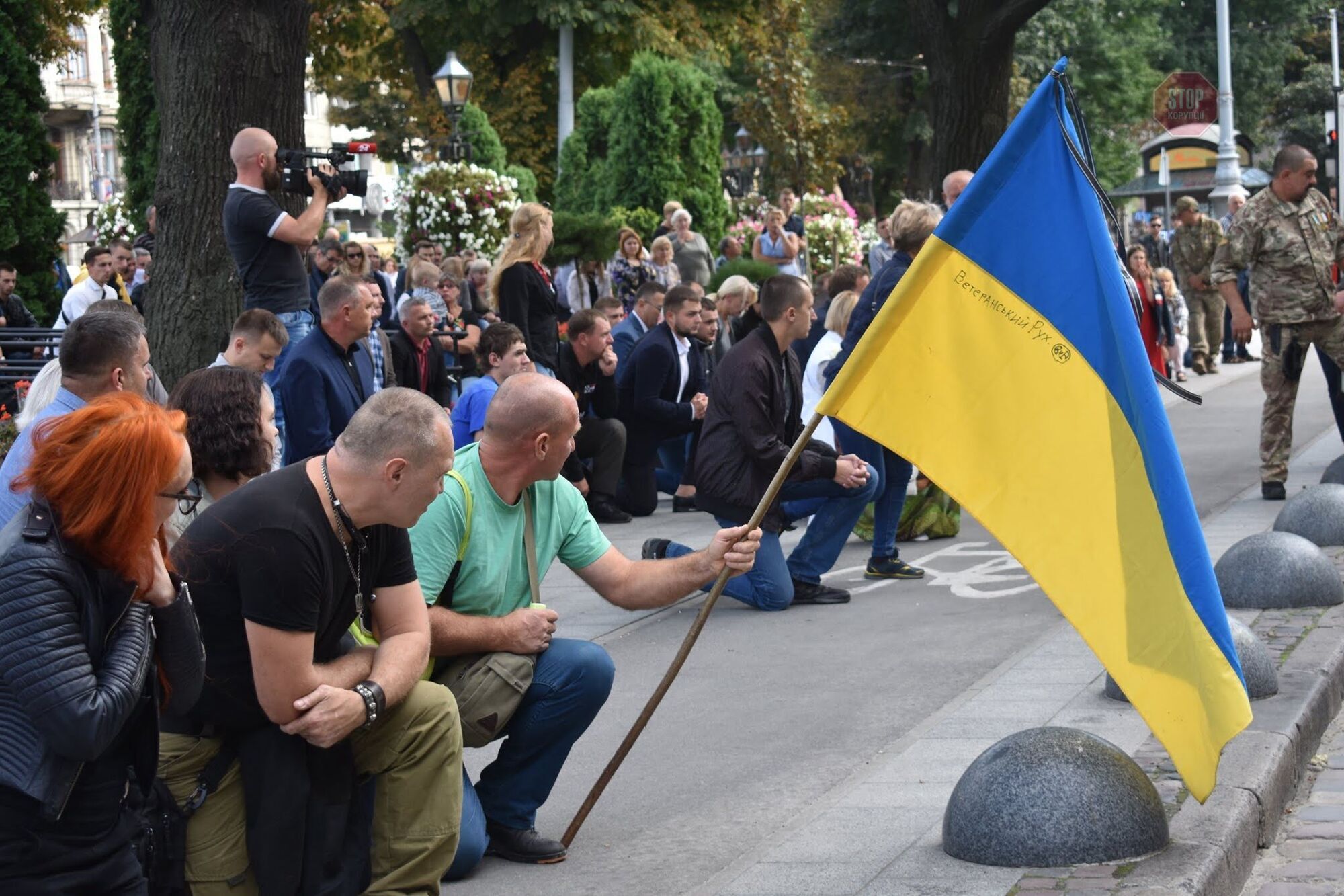 Львів на колінах прощався з 21-річним бійцем Богданом Ховалком, загиблим в зоні ООС: важкі кадри