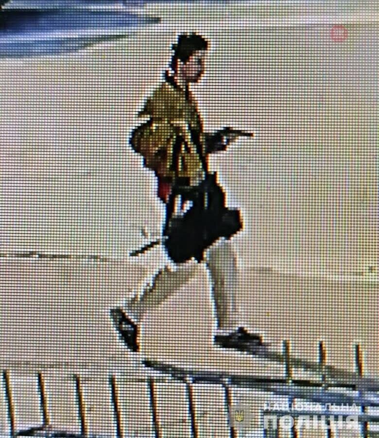 У Києві невідомий влаштував стрілянину в тролейбусі, є постраждалі (фото)