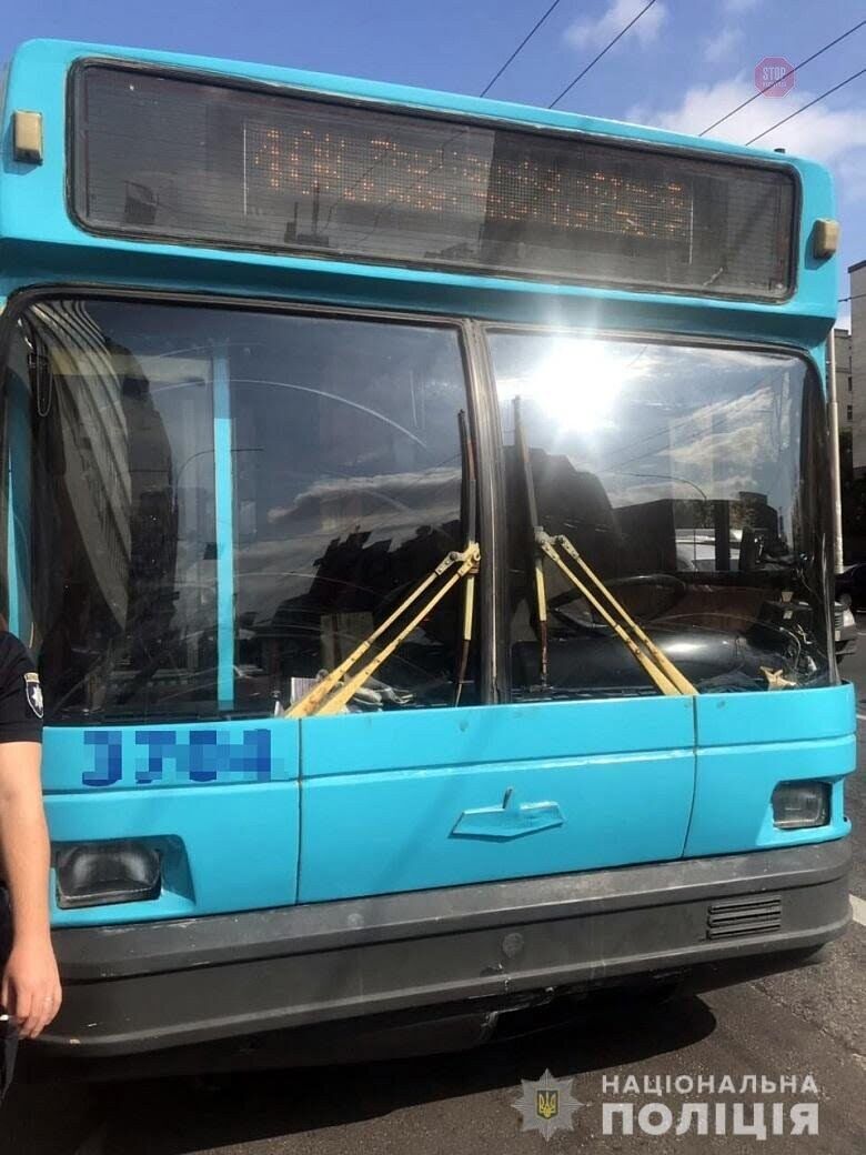 У Києві невідомий влаштував стрілянину в тролейбусі, є постраждалі (фото)