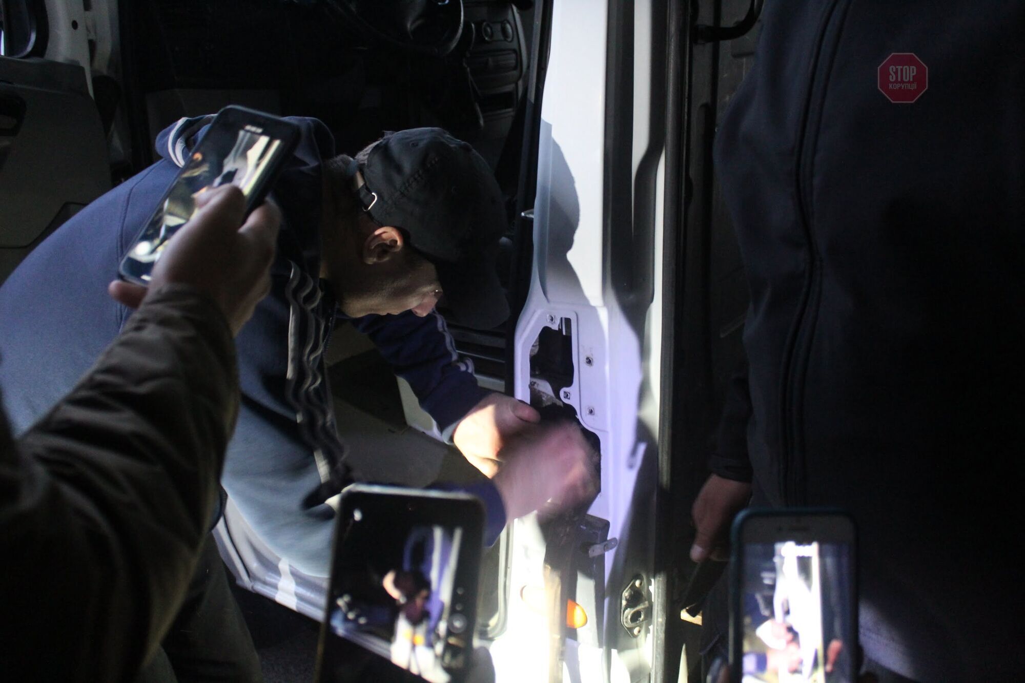 На Львівщині прикордонники вилучили 28 кг бурштину, захованого в автомобілях (фото, відео)