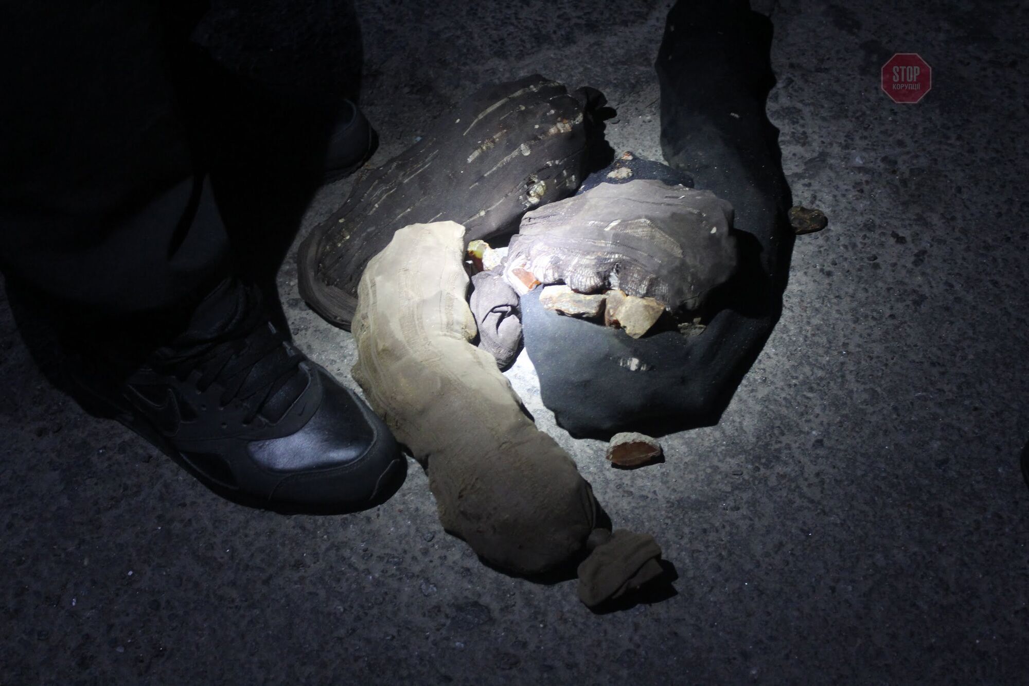 На Львівщині прикордонники вилучили 28 кг бурштину, захованого в автомобілях (фото, відео)