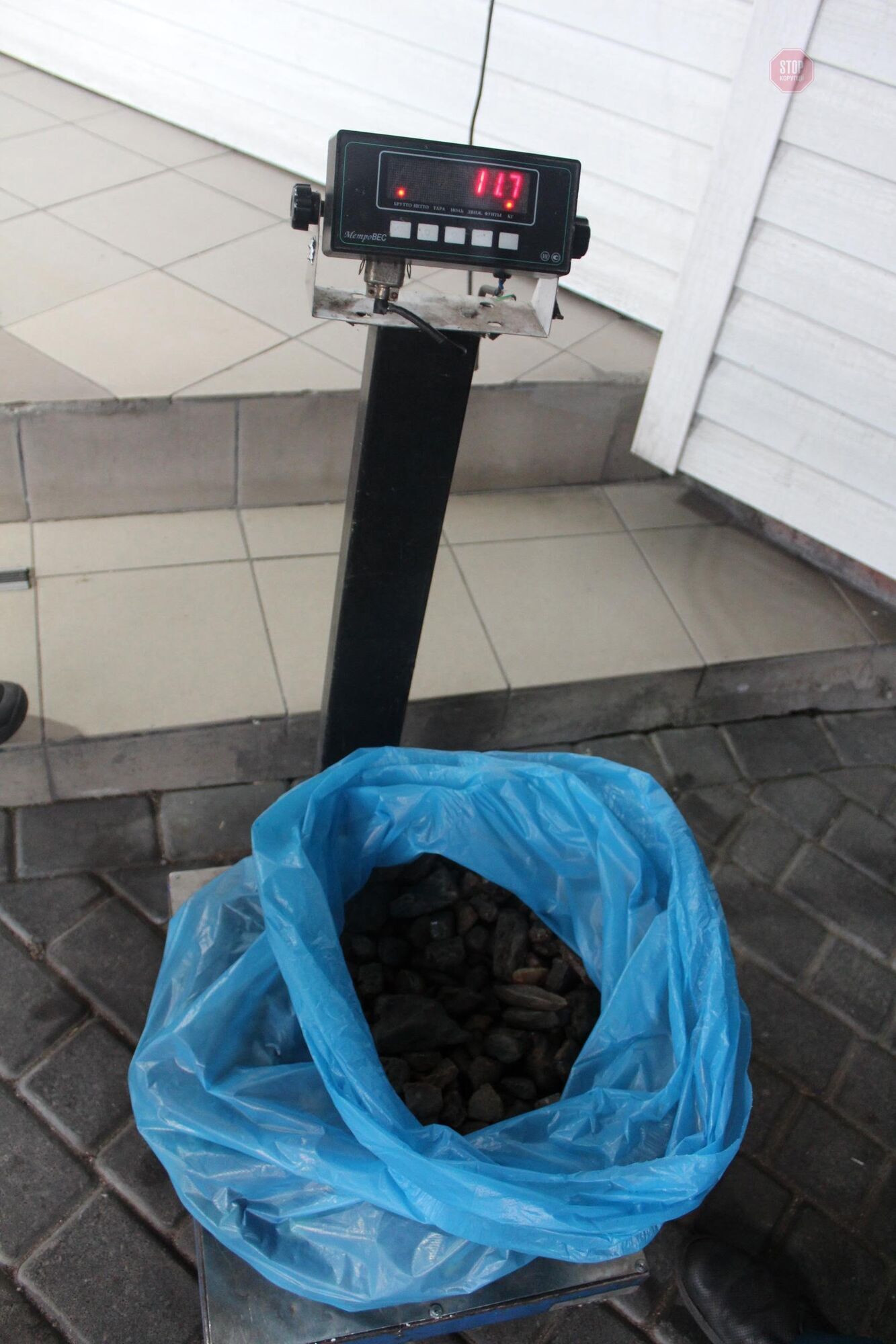 На Львівщині прикордонники вилучили 28 кг бурштину, захованого в автомобілях (фото, відео)