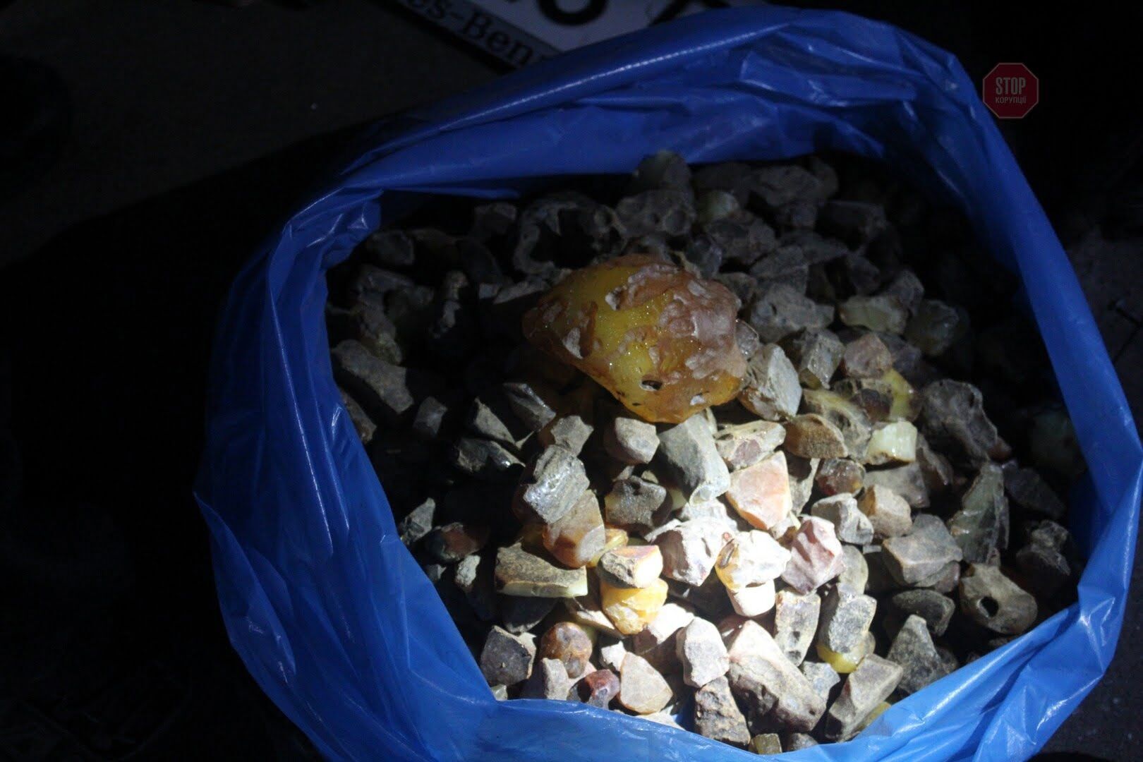 На Львівщині прикордонники вилучили 28 кг бурштину, захованого в автомобілях (фото, відео)