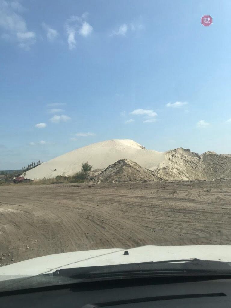 Одні копають картоплю, інші – пісок: під Києвом добувають надра на сільгоспземлі