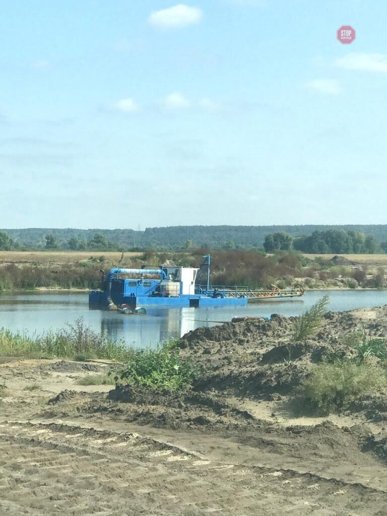 Одні копають картоплю, інші – пісок: під Києвом добувають надра на сільгоспземлі