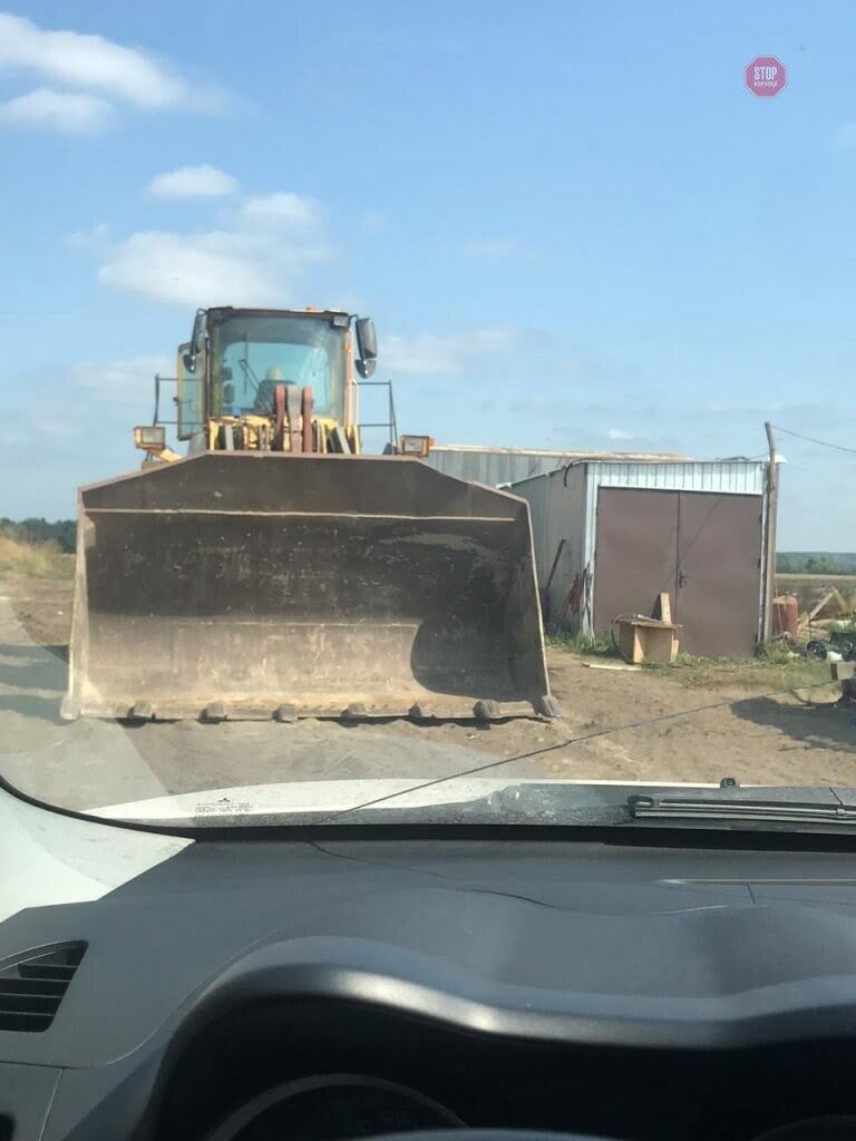 Одні копають картоплю, інші – пісок: під Києвом добувають надра на сільгоспземлі