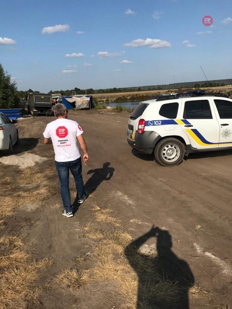 Одні копають картоплю, інші – пісок: під Києвом добувають надра на сільгоспземлі