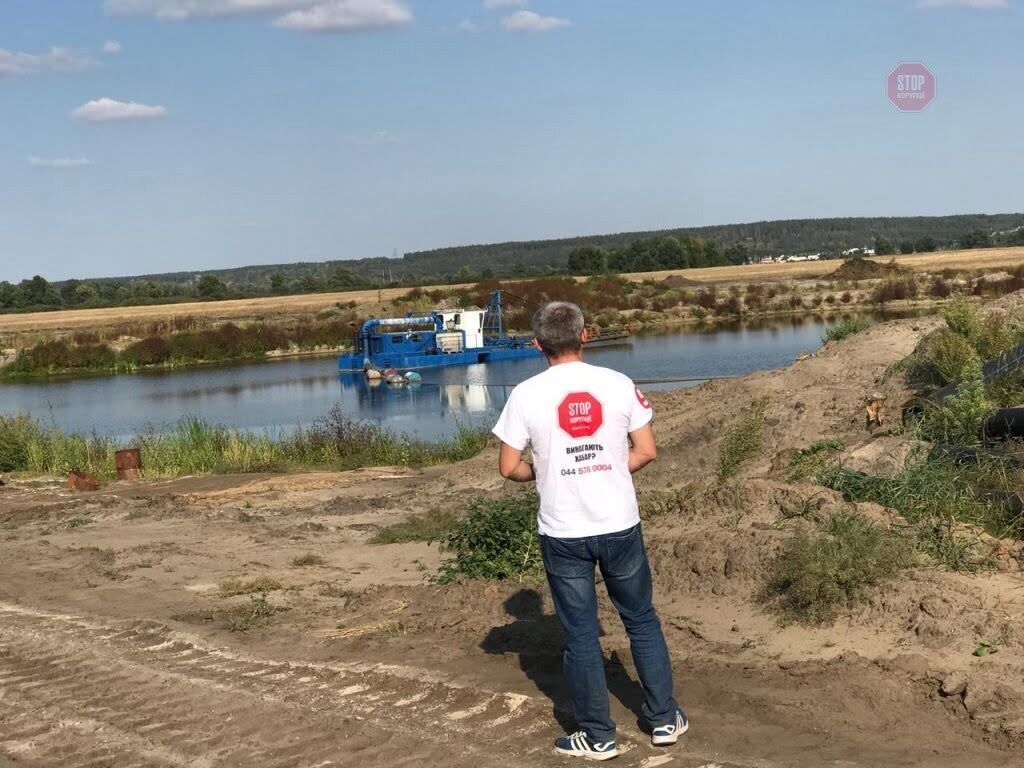  Браконьєри ведуть видобуток надр на землях для ведення сільського господарства. Фото: ''СтопКор''.&nbsp;