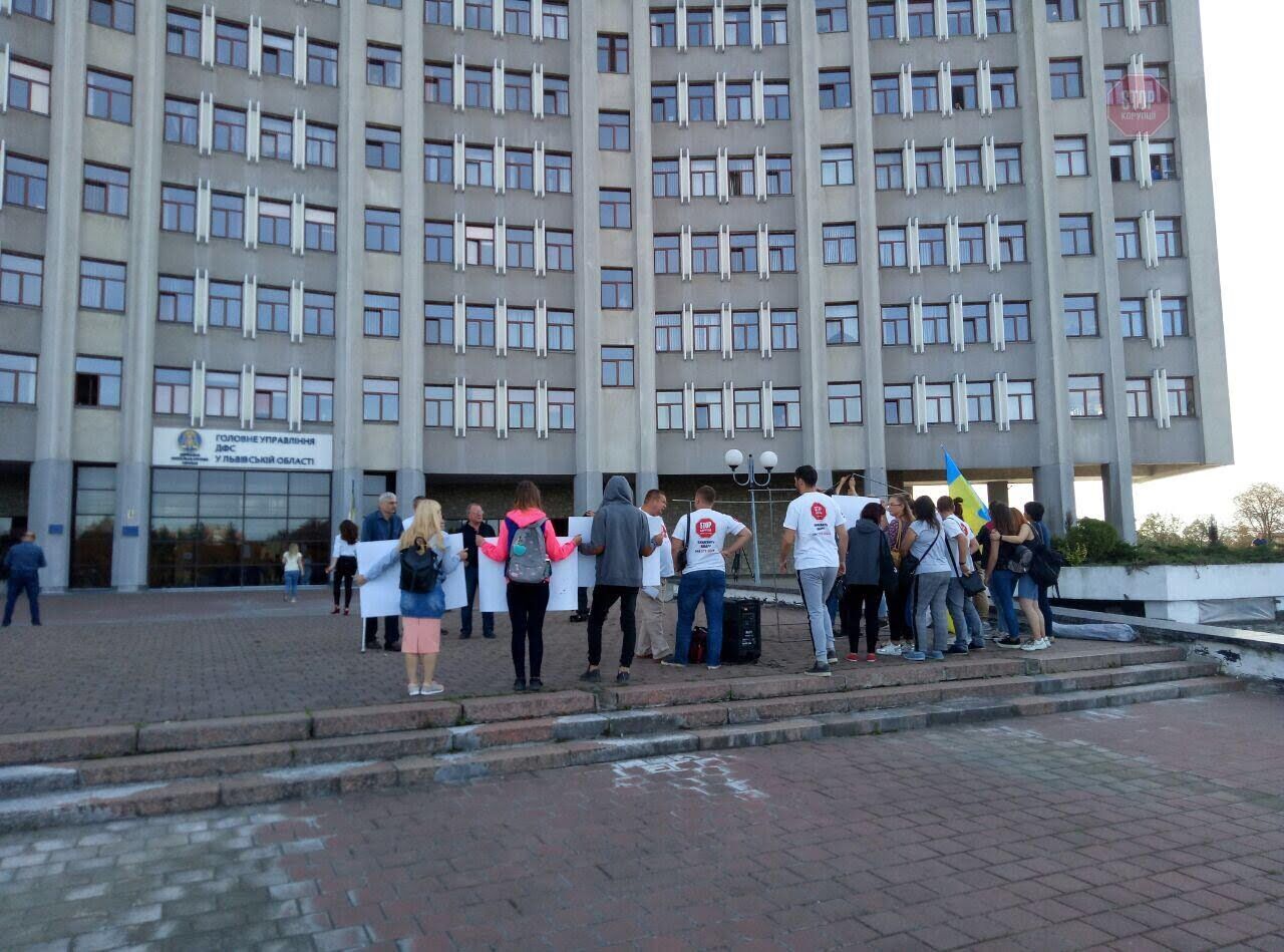 Активісти провели акцію протесту проти бездіяльності керівництва ДФС Львівщини
