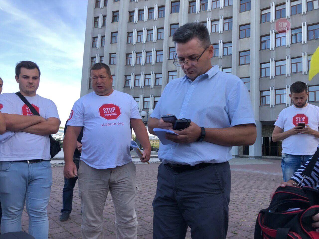 Керівник ДПС Львівщини у бігах від журналістів? Причина – борги агрорейдерки Софієнко