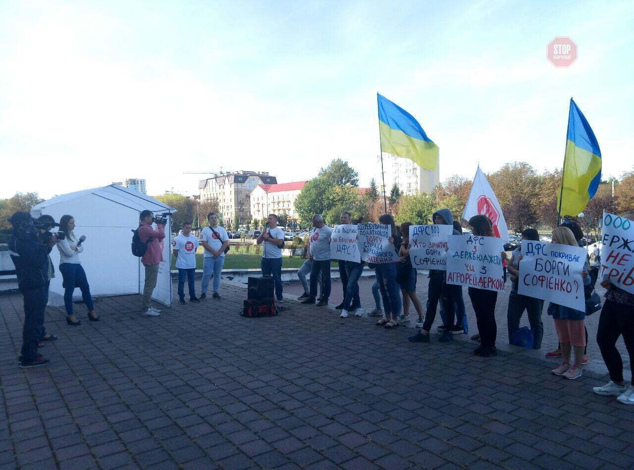 Керівник ДПС Львівщини у бігах від журналістів? Причина – борги агрорейдерки Софієнко