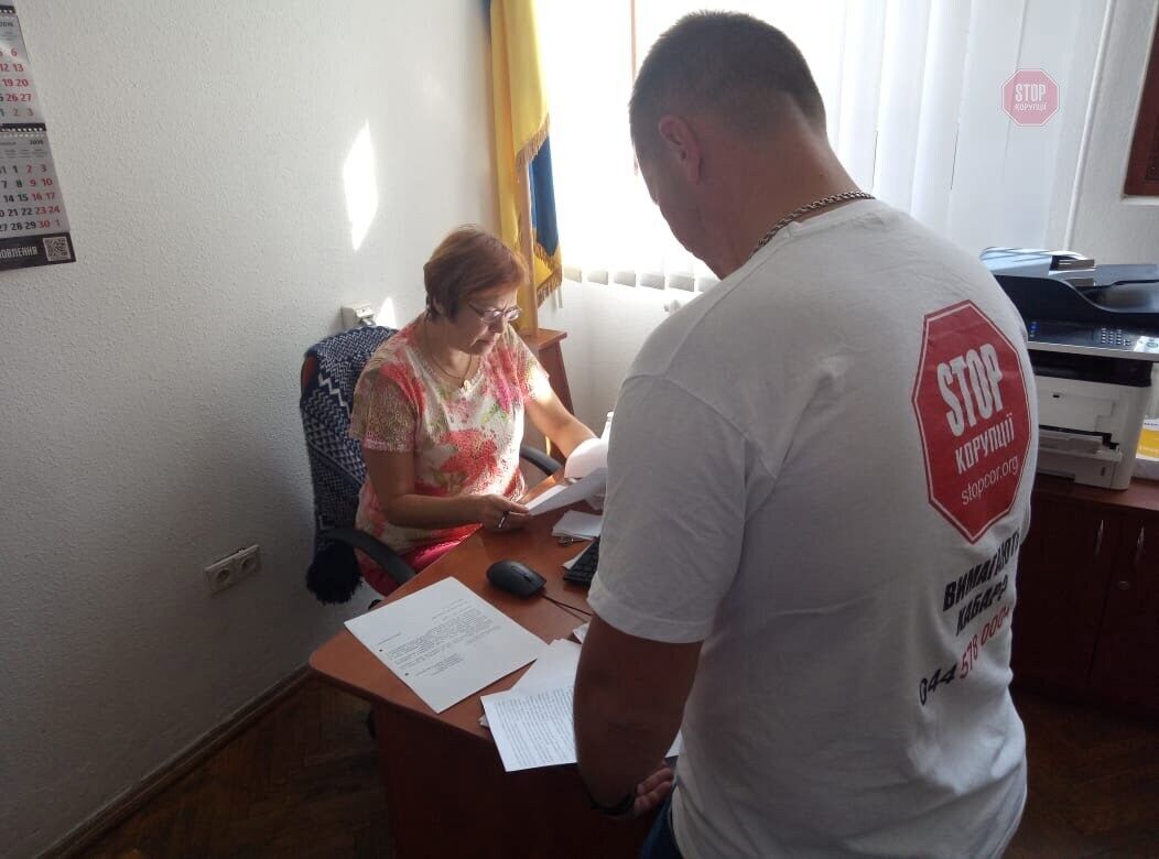 Керівник ДПС Львівщини у бігах від журналістів? Причина – борги агрорейдерки Софієнко