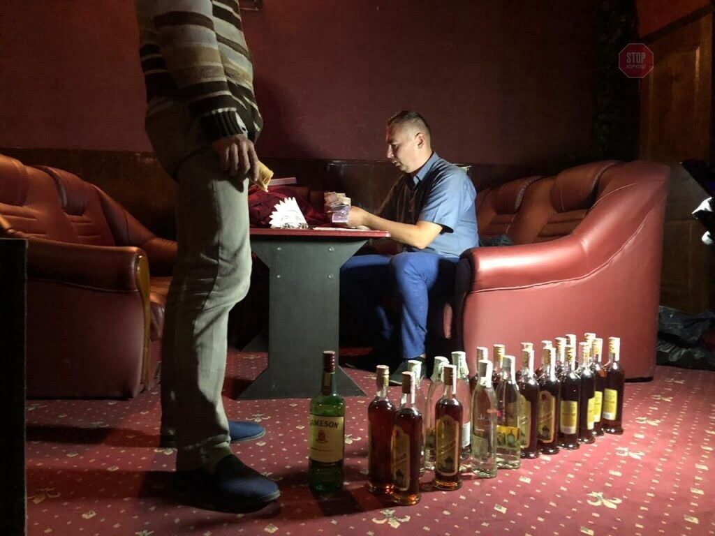  Водночас було виявлено арсенал алкоголю