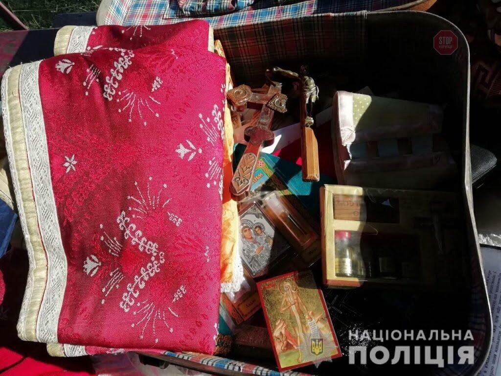 На Київщині чоловік ''обчистив'' храм і втік з місця події на краденому моторолері (фото)