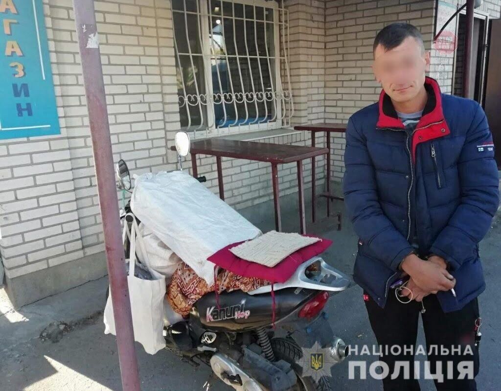 На Київщині чоловік ''обчистив'' храм і втік з місця події на краденому моторолері (фото)