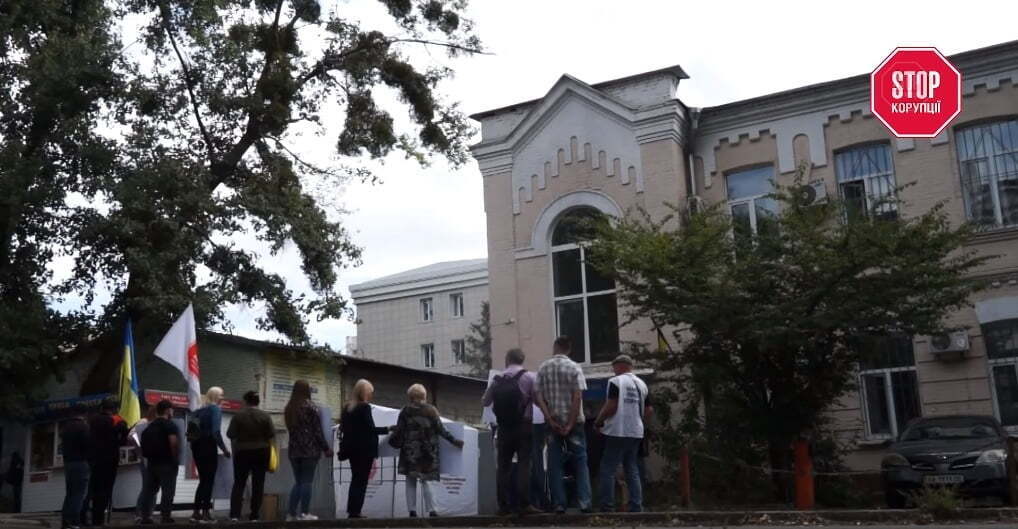  Активісти пікетували під стінами суду