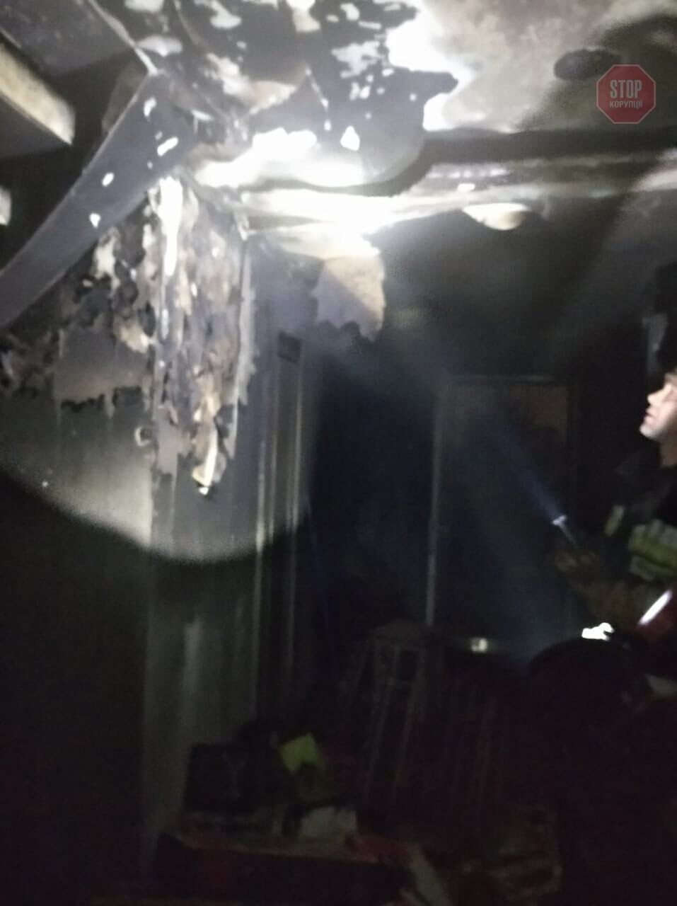 У Дніпрі вогнеборці ліквідували пожежу у приватному будинку, є постраждалі (фото)