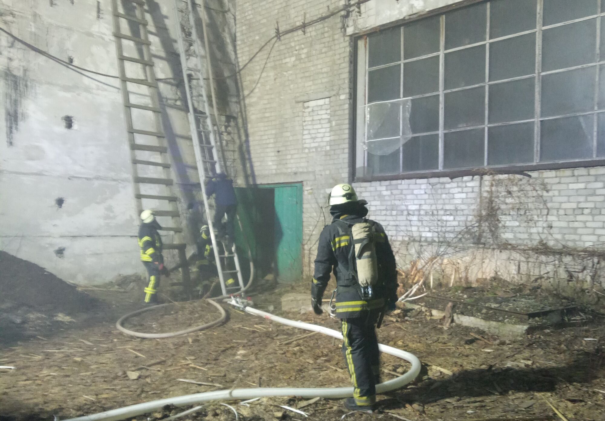 Луганська область: рятувальники ліквідували пожежу на складі приватного підприємства