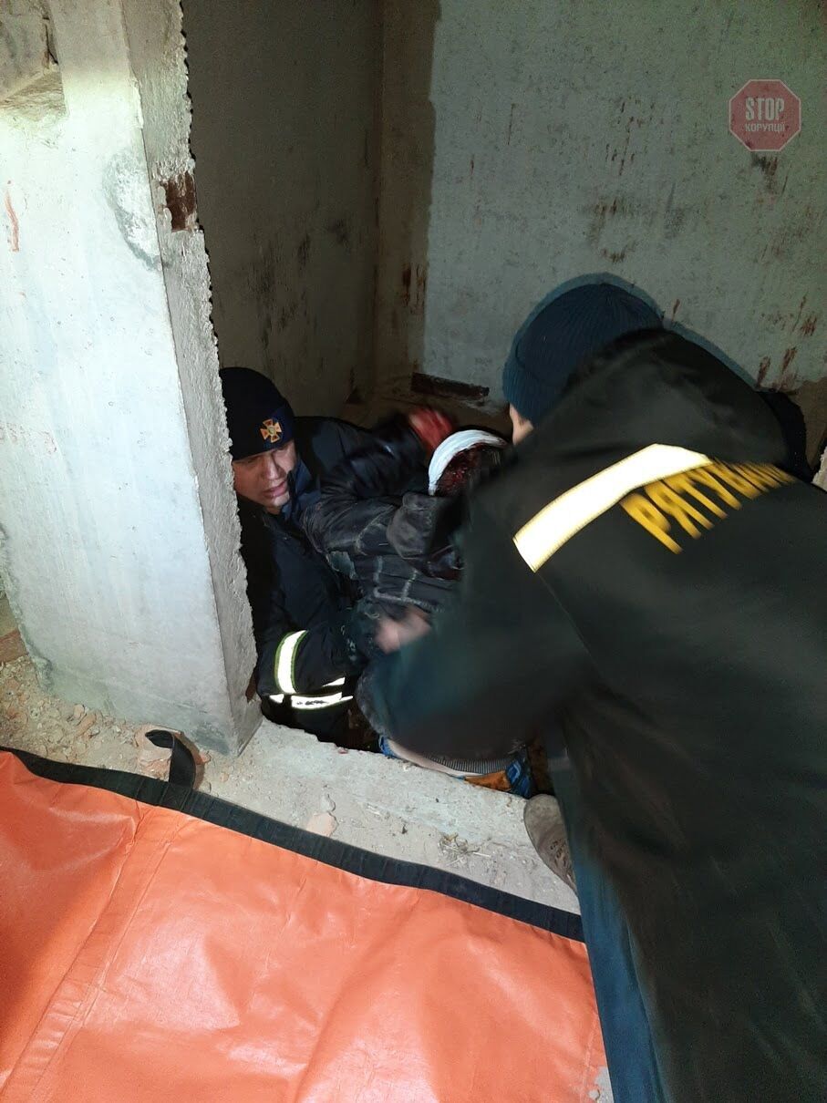 Впав у шахту ліфта з висоти сьомого поверху: у Кропивницькому врятували юнака (фото)