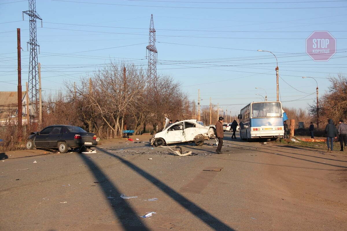 На Дніпропетровщині сталася масштабна ДТП: кількість постраждалих і загиблих встановлюється (фото, відео)