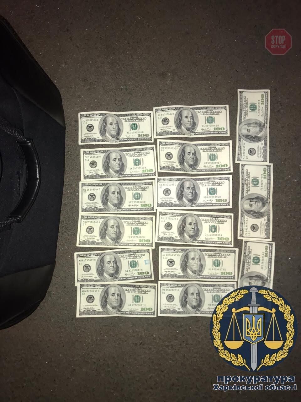 У Харкові підполковник поліції погорів на доларовому хабарі та кинув маленьку доньку (фото)