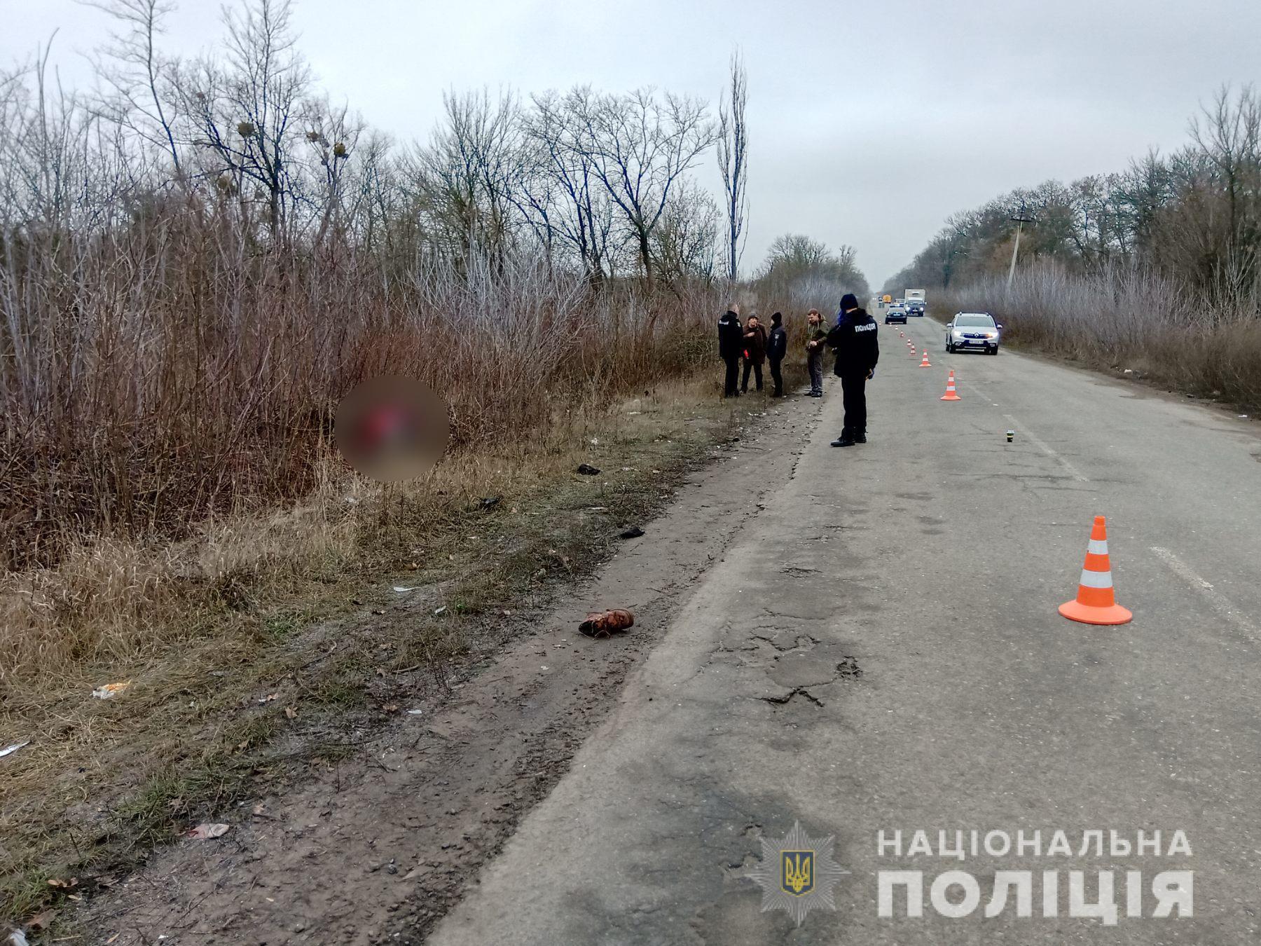 Харківські поліцейські розшукали водія автомобіля, який на смерть збив двох людей на трасі