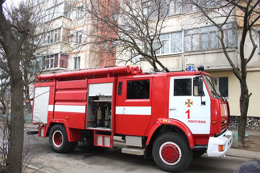 Полтава: під час гасіння пожежі в квартирі вогнеборці врятували 3 людей (ВІДЕО)