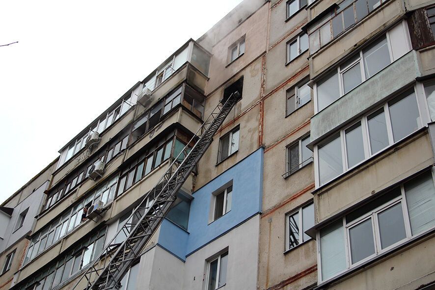 Полтава: під час гасіння пожежі в квартирі вогнеборці врятували 3 людей (ВІДЕО)