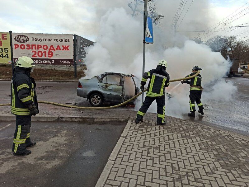 Донецька область: вогнеборці ліквідували пожежу легкового автомобіля