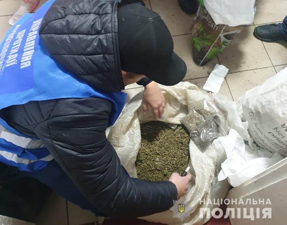 На Кіровоградщині поліцейські припинили незаконну діяльність двох наркозбувачів