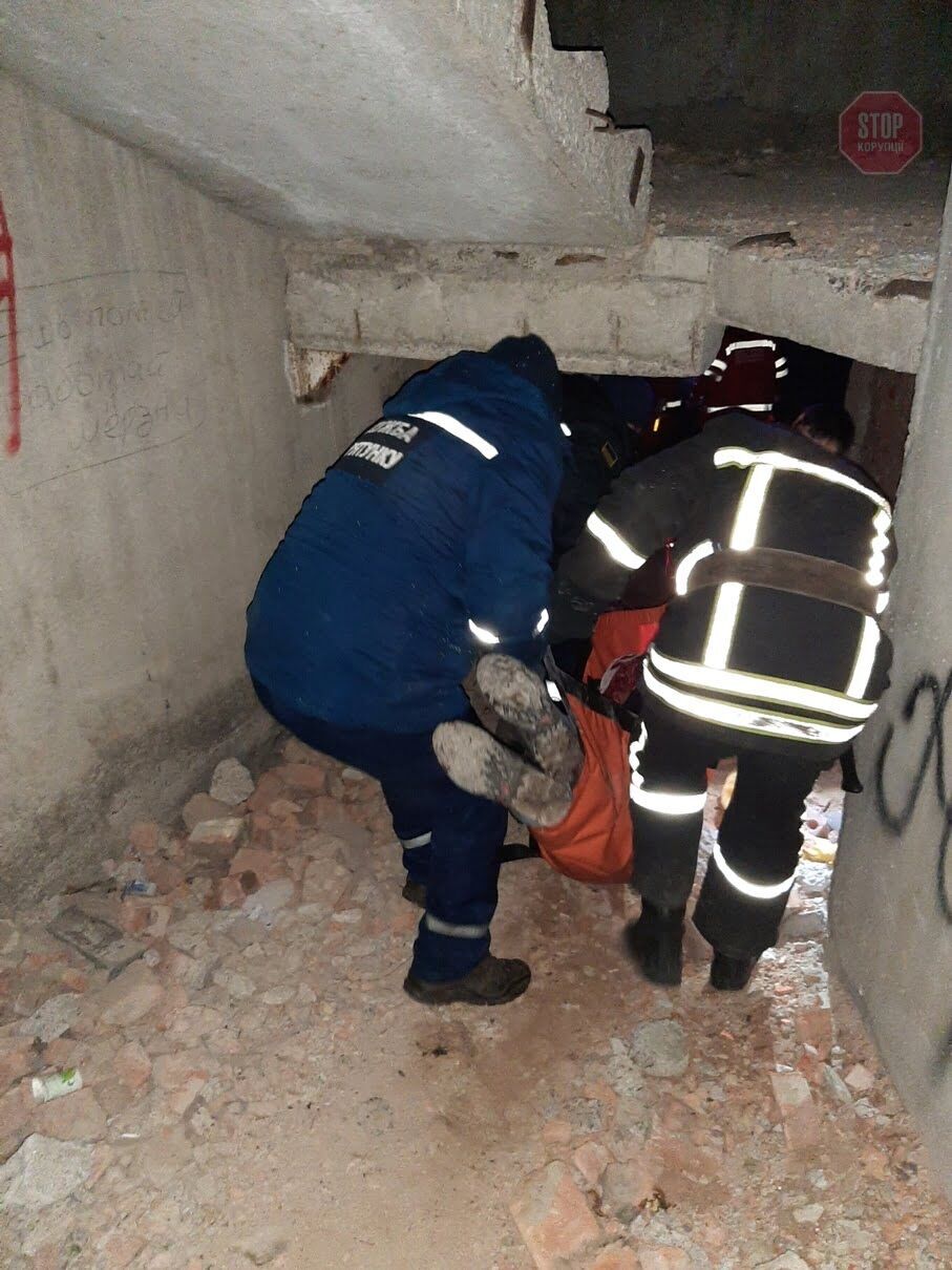 Впав у шахту ліфта з висоти сьомого поверху: у Кропивницькому врятували юнака (фото)