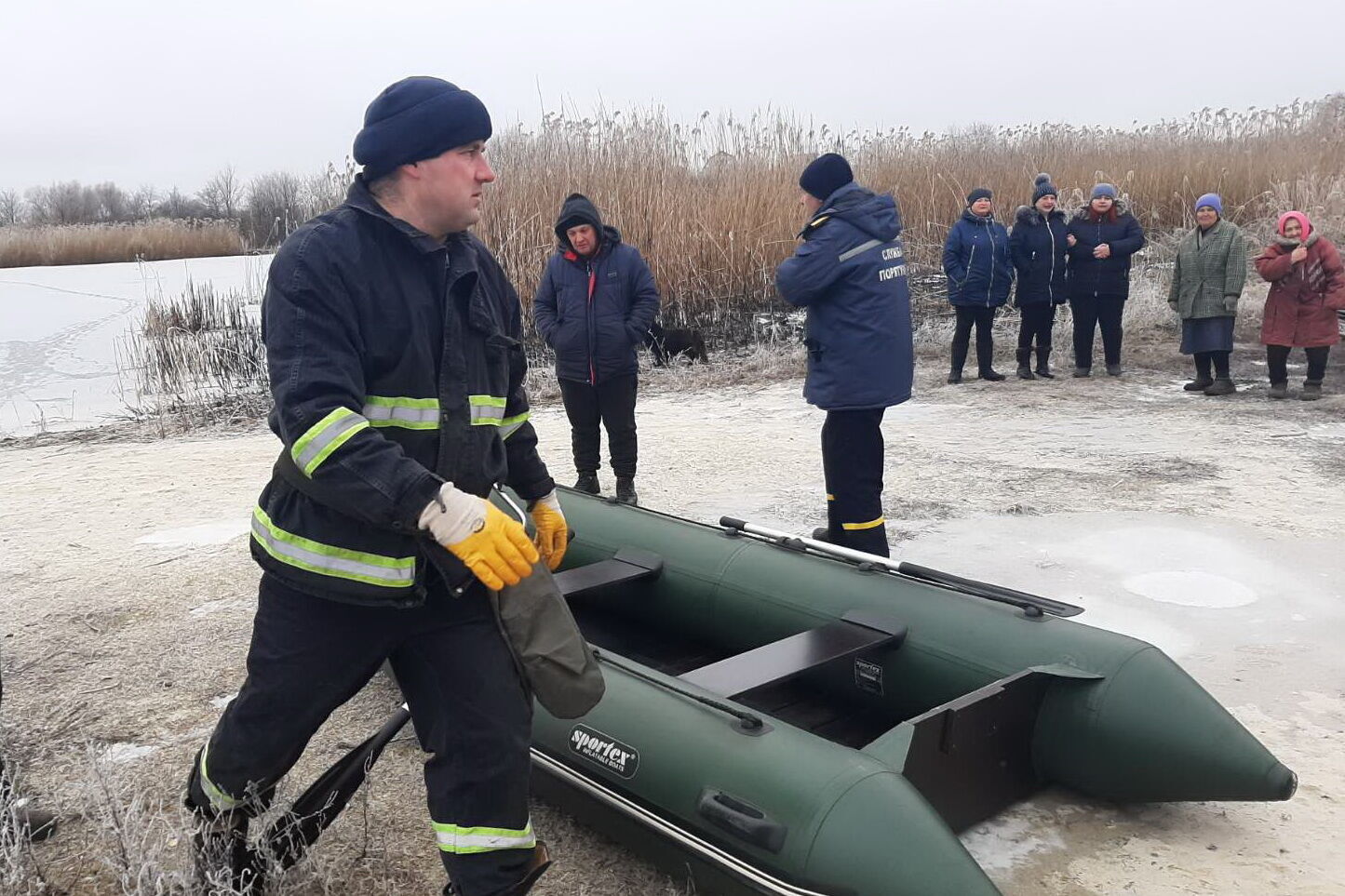 Харківська область: рятувальники вилучили з ополонки потонулого чоловіка