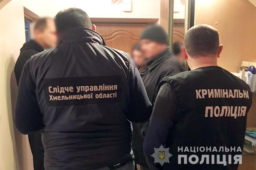 У Хмельницькому поліцейські затримали підозрюваних у вчиненні розбійного нападу на двох ювелірів