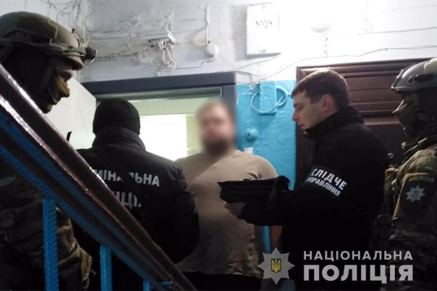 У Хмельницькому поліцейські затримали підозрюваних у вчиненні розбійного нападу на двох ювелірів