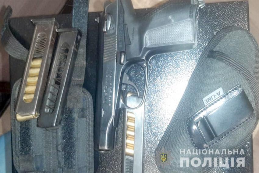 У Хмельницькому поліцейські затримали підозрюваних у вчиненні розбійного нападу на двох ювелірів