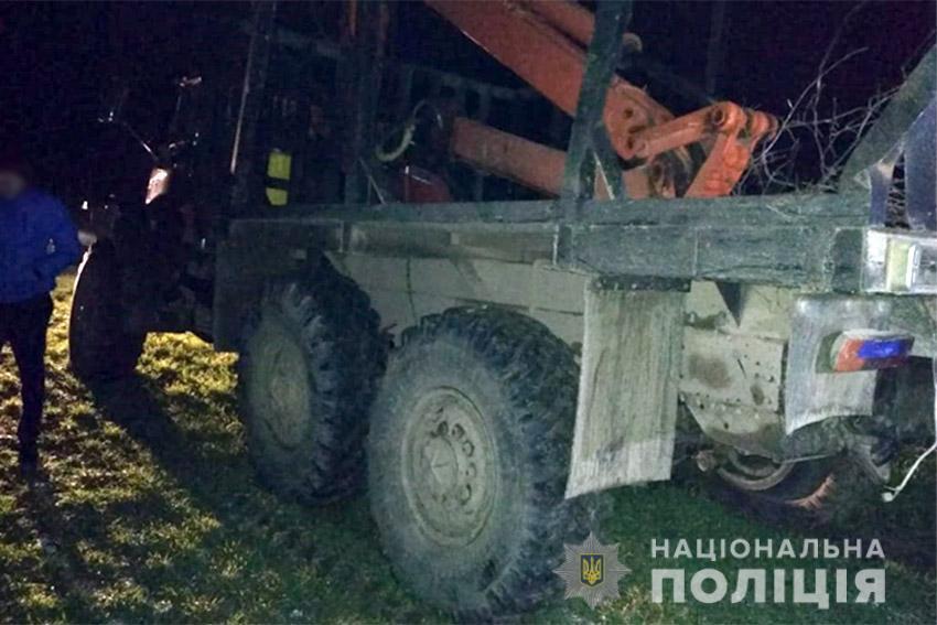 На Хмельниччині під час затримання «чорних» лісорубів травмували дільничного офіцера поліції